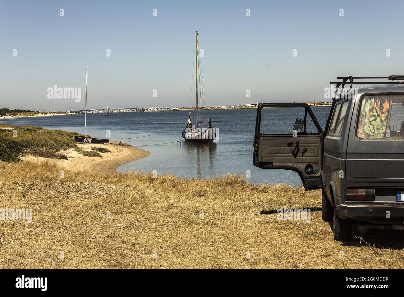 PENICHE, PORTUGAL - 06. Oktober 2013: Ein VW Camper auf Durchreise durch Suedeuropa. Fischerbote und Binnensee. Pinkelpause Stockfoto