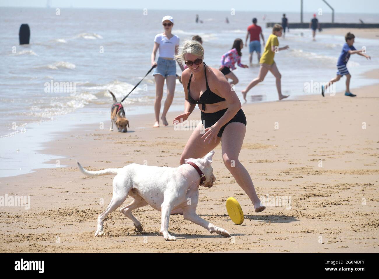 Walton über die Naze Essex, Großbritannien. Juni 2021. Tagesausflügler und Urlauber genießen den bisher wärmsten Tag des Jahres 2021 im Walton on the Naze in Essex Credit: MARTIN DALTON/Alamy Live News Stockfoto