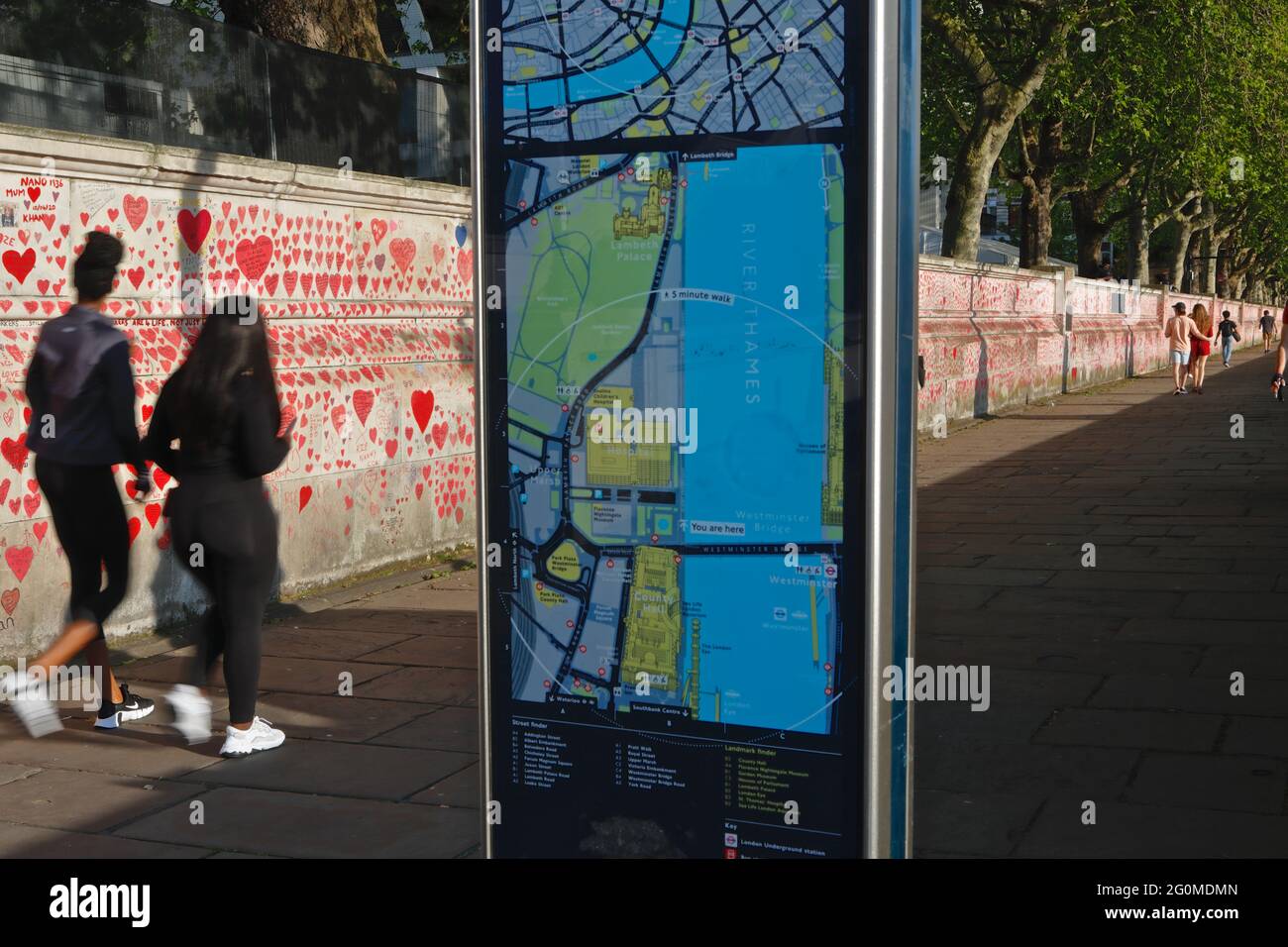 London (UK), 1. Juni 2021: Menschen, die an der Covid Memorial Wall an den South BankTeenagern vorbeikommen Stockfoto