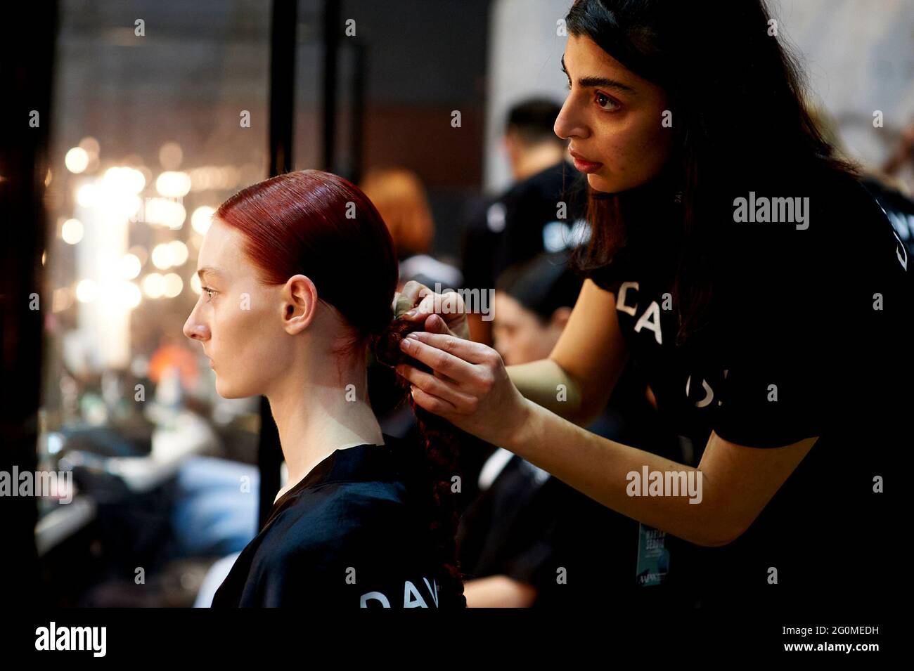 SYDNEY, AUSTRALIEN - 02. JUNI: Die Outfits werden im Vorfeld der Mariam Seddiq Show während der Afterpay Australian Fashion Week 2021 Resort '22 Collections bei Carriageworks am 02. Juni 2021 in Sydney, Australien, hinter der Bühne gesehen. Stockfoto