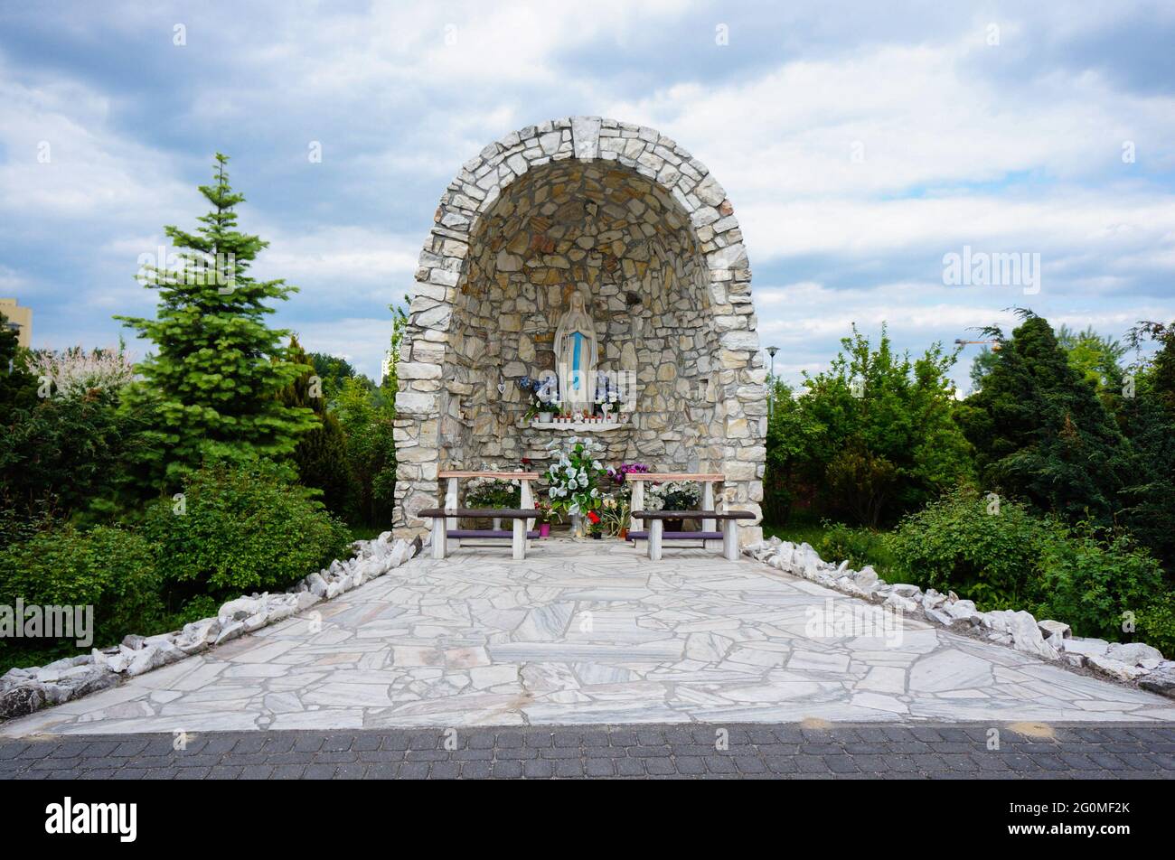 POZNAN, POLEN - 12. Sep 2015: Altar mit der heiligen Maria neben grünen Bäumen Stockfoto