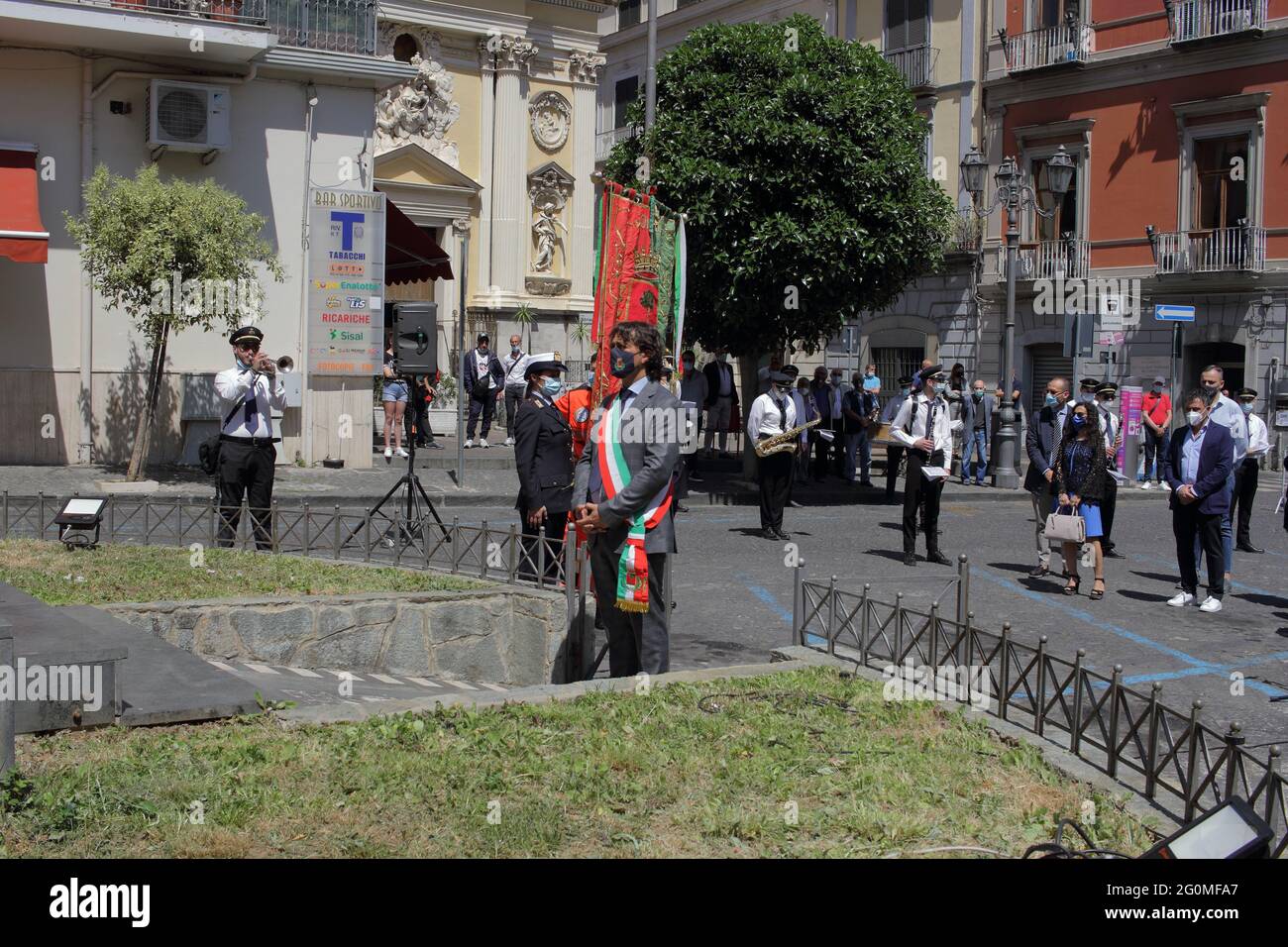 Die Geburt der Italienischen Republik erfolgte am 2. Juni 1946 nach den Ergebnissen des an diesem Tag abgehaltenen institutionellen Referendums zur Festlegung der Regierungsform nach dem Ende des Zweiten Weltkriegs. Heute Morgen legte der Bürgermeister von Pagani, Rafaele Maria De Prisco, zusammen mit anderen Ratsmitgliedern einen Lorbeerkranz am Fuße des Monuments des jungen Italiens (Kriegsdenkmal) auf der Piazza Bernardo D'Arezzo nieder. Eine Hommage an die fünfundsiebzig Jahre der Geburt unserer Republik. (Foto von Pasquale Senatore/Pacific Press) Stockfoto