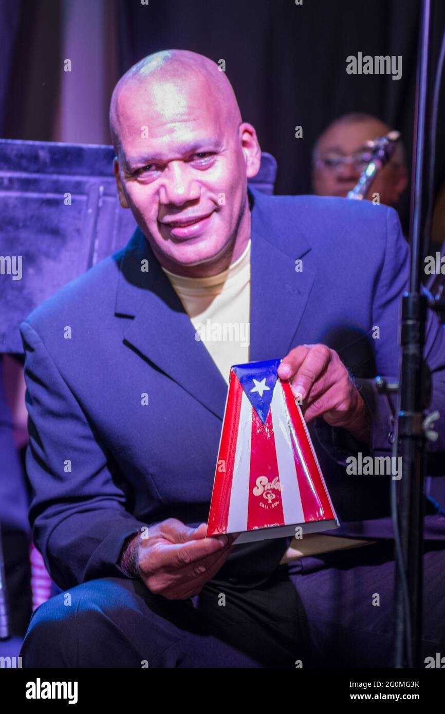 El Gran Combo de Puerto Rico en Toronto, Kanada - 29. März 2014. Richie Bastar Percussionist mit El Gran Combo. Die beliebte Salsa-Gruppe El Gran Combo Stockfoto