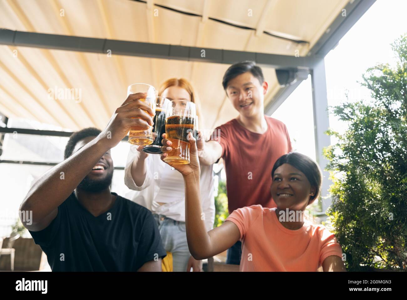 Junge Männer und Mädchen, Freunde treffen sich im Café, Pub. Konzept der Freundschaft, Freizeitbeschäftigung, Emotionen, Stockfoto