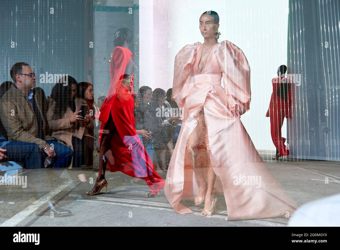 SYDNEY, AUSTRALIEN - 02. JUNI: Die Outfits werden im Vorfeld der Mariam Seddiq Show während der Afterpay Australian Fashion Week 2021 Resort '22 Collections bei Carriageworks am 02. Juni 2021 in Sydney, Australien, hinter der Bühne gesehen. Stockfoto