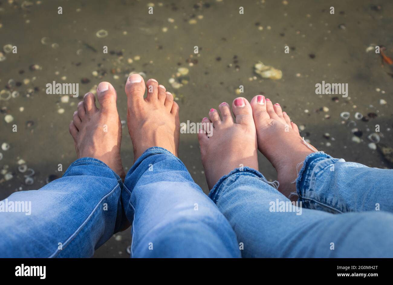 Junge Paare, die sich mit ihrem Berührungsbild fühlen, zeigen die Liebe und die enge Verbindung zwischen Lebenspartnern. Stockfoto