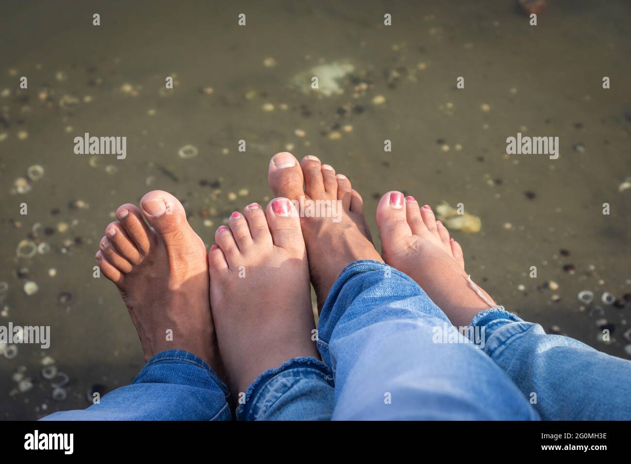 Junge Paare, die sich mit ihrem Berührungsbild fühlen, zeigen die Liebe und die enge Verbindung zwischen Lebenspartnern. Stockfoto