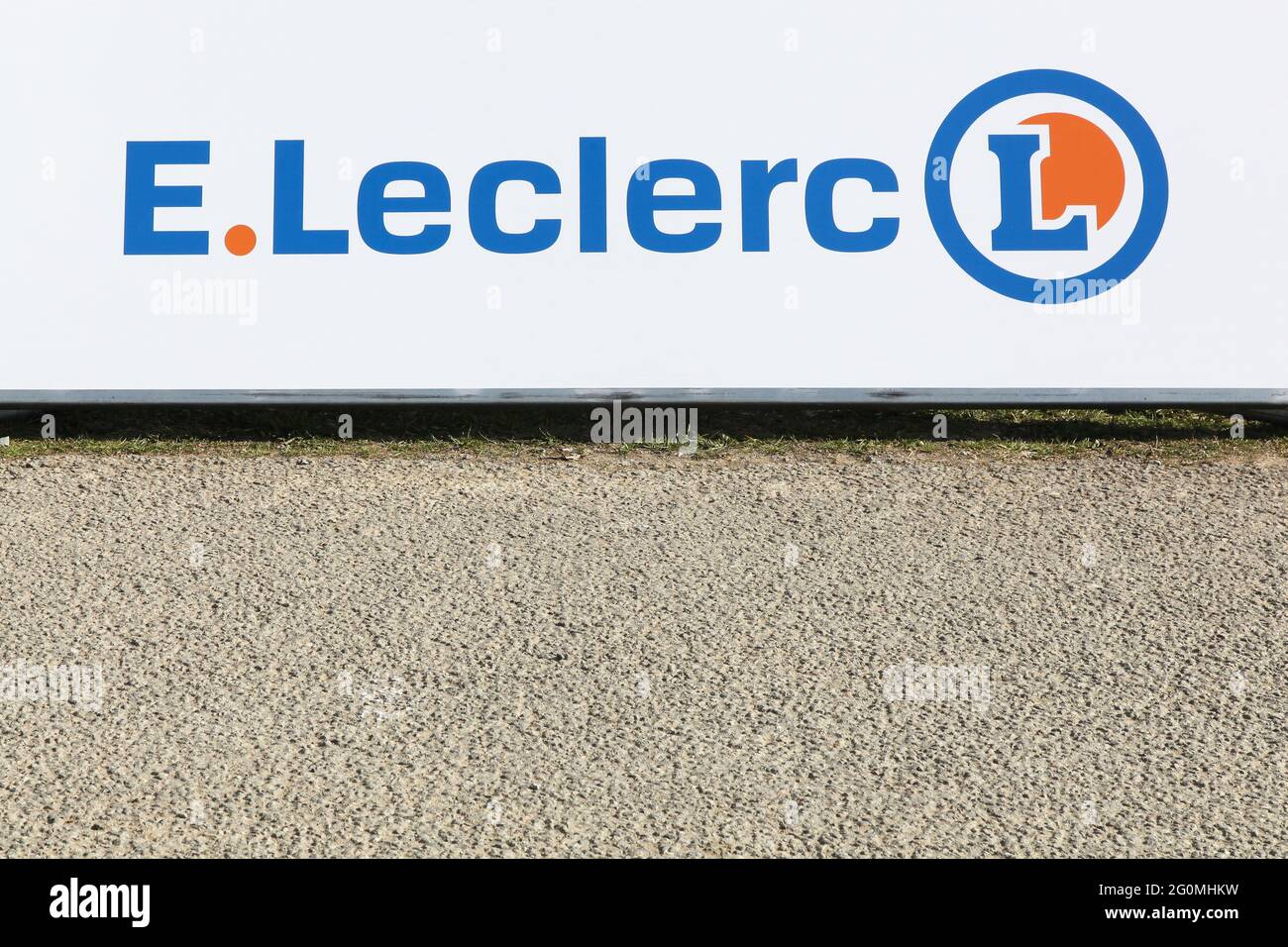 Odenas, Frankreich - 10. März 2020: Leclerc-Logo auf einer Tafel. Leclerc ist eine französische Supermarktkette Stockfoto