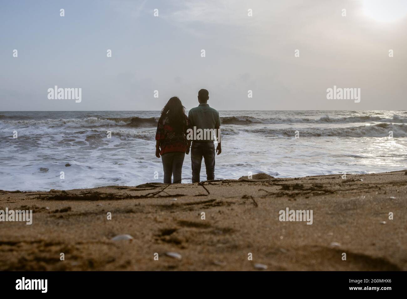 Das Paar hält sich die Hand und nimmt das natürliche Meeresbild auf, das im kochi kerala india aufgenommen wurde und die Liebe des Paares in der wahren Natur zeigt Stockfoto