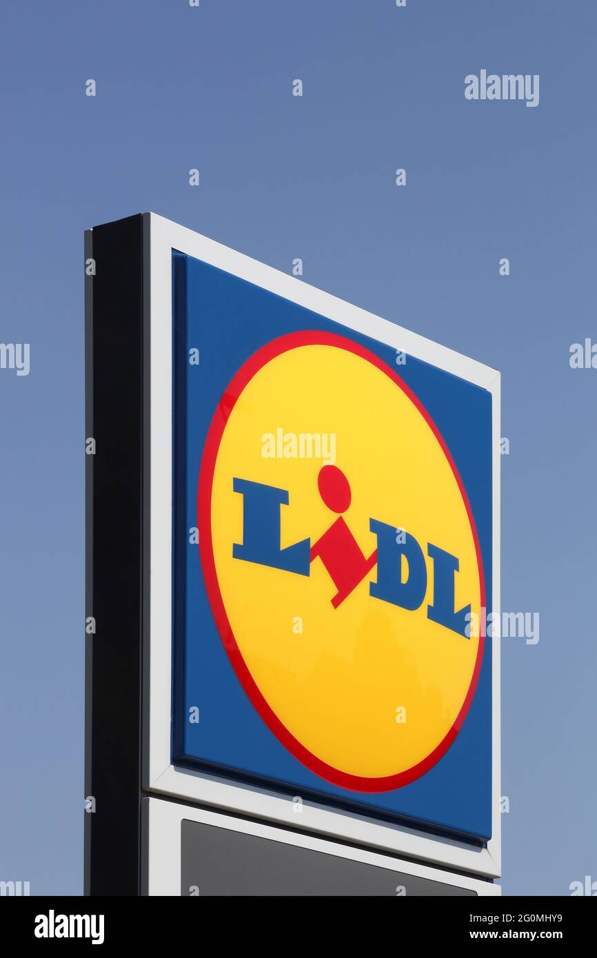 Kolding, Dänemark - 16. August 2020: Lidl ist eine deutsche globale Discounter-Supermarktkette mit Sitz in Neckarsulm, Baden-Württemberg, Deutschland Stockfoto