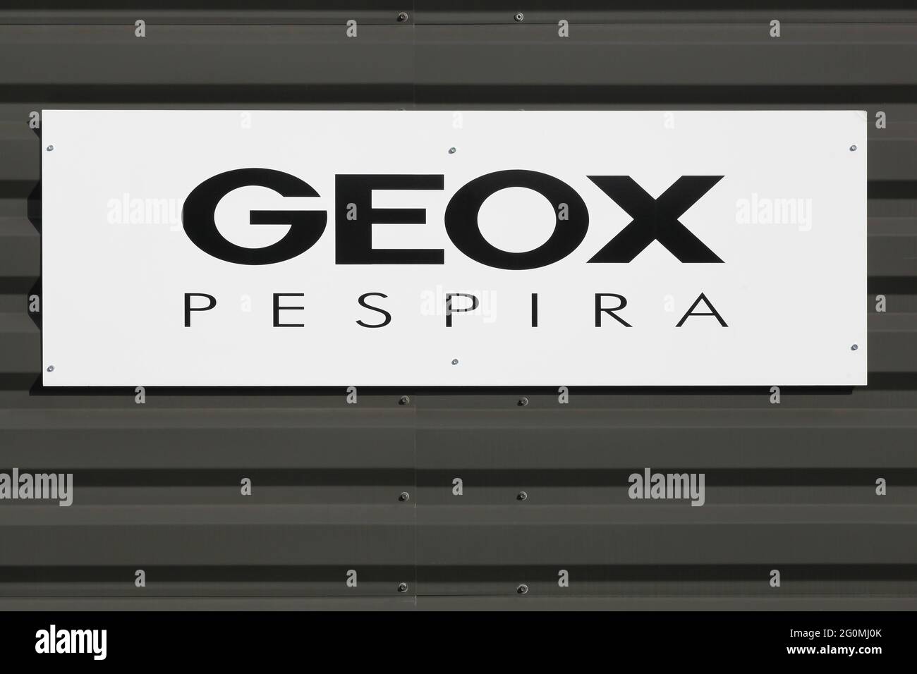 Macon, Frankreich - 15. März 2020: Geox-Logo auf einer Fassade. Geox ist eine italienische Marke für Schuhe und Bekleidung, die aus wasserdichten/atmungsaktiven Stoffen hergestellt wird Stockfoto