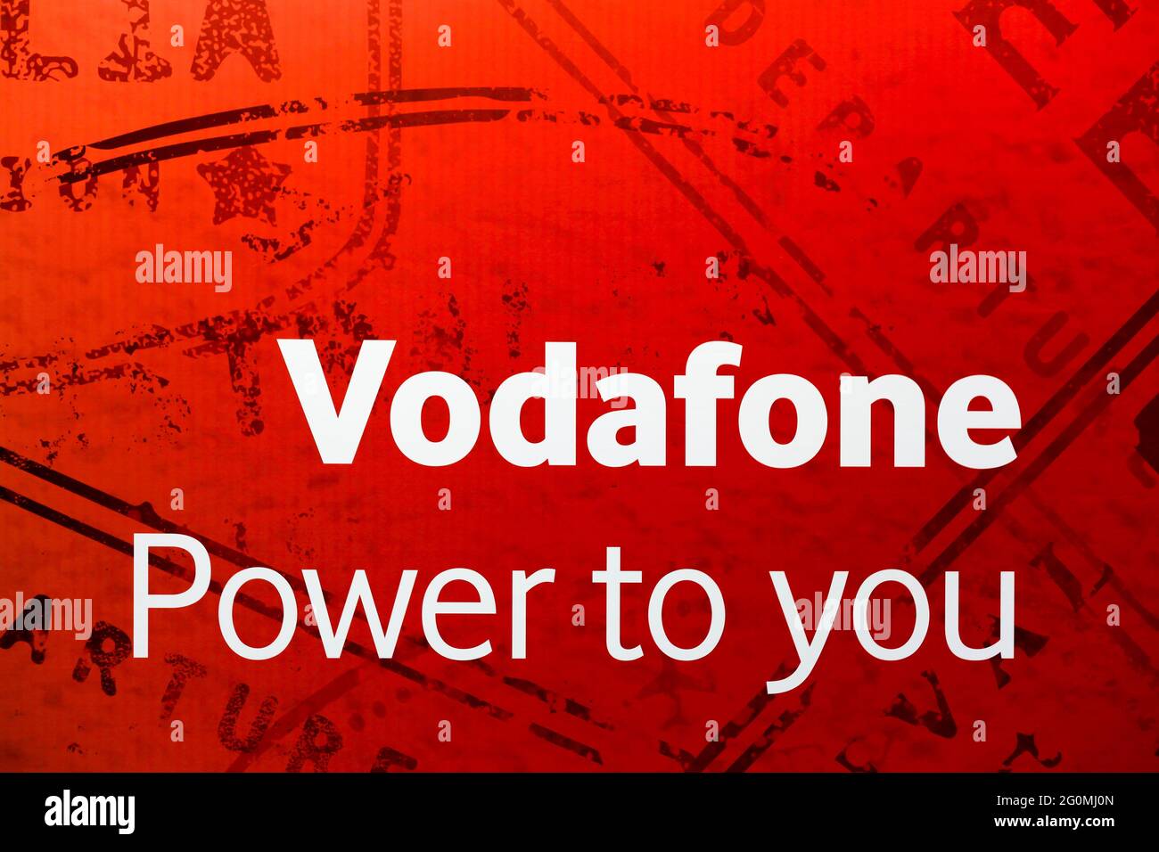 Amsterdam, Niederlande - 1. Februar 2016: Vodafone-Logo an einer Wand. Vodafone ist ein britisches multinationales Telekommunikationsunternehmen Stockfoto Amsterdam, Niederlande - 1. Februar 2016: Vodafone-Logo an einer Wand. Vodafone ist ein britisches multinationales Telekommunikationsunternehmen Stockfoto