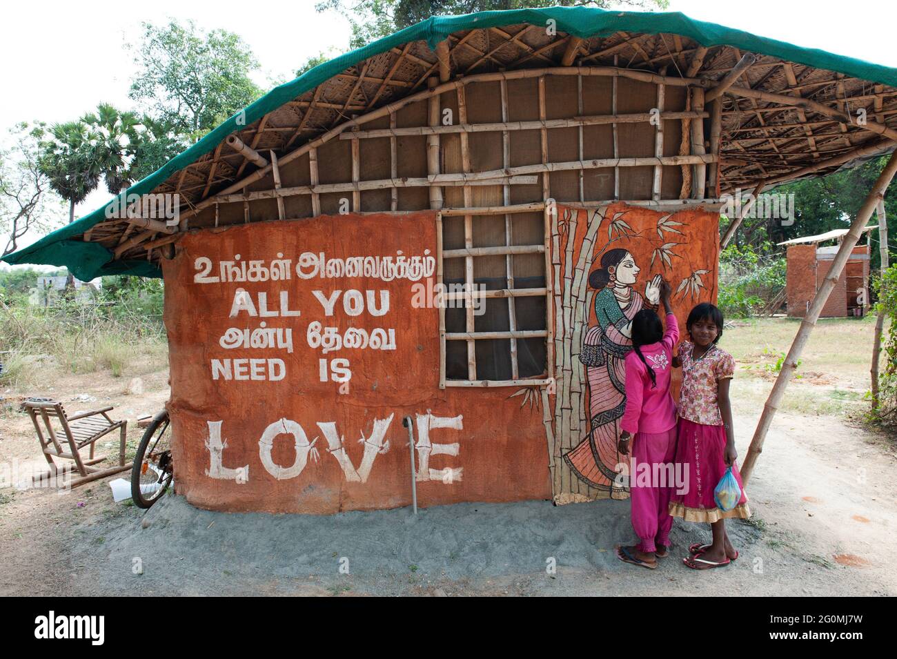Tamil Nadu, Indien - Februar 2016: 'Alles was du brauchst ist Liebe' geschrieben auf einer Hütte in südindien. Stockfoto
