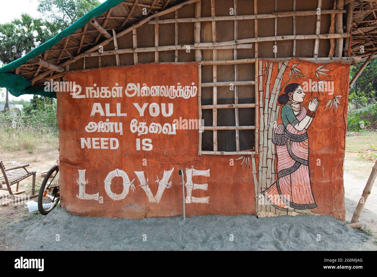 Tamil Nadu, Indien - Februar 2016: 'Alles was du brauchst ist Liebe' geschrieben auf einer Hütte in südindien. Stockfoto