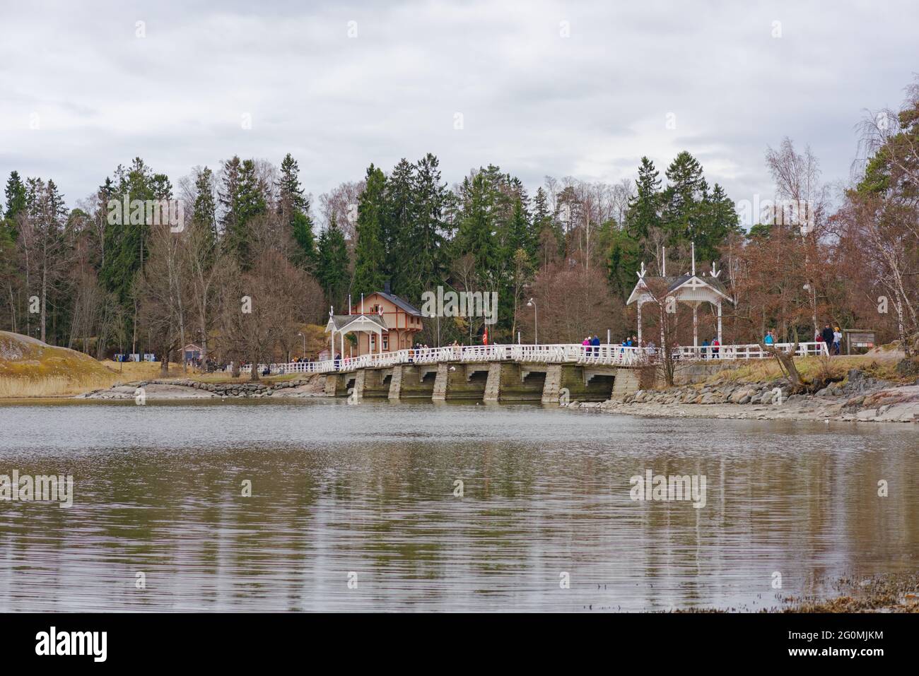 Holzbrücke zur Insel Seurasaari in Helsinki, Finnland. Seit 1909 beherbergt die Insel das Freilichtmuseum mit authentischen Holzhäusern, Herrenhäusern, etc. Stockfoto