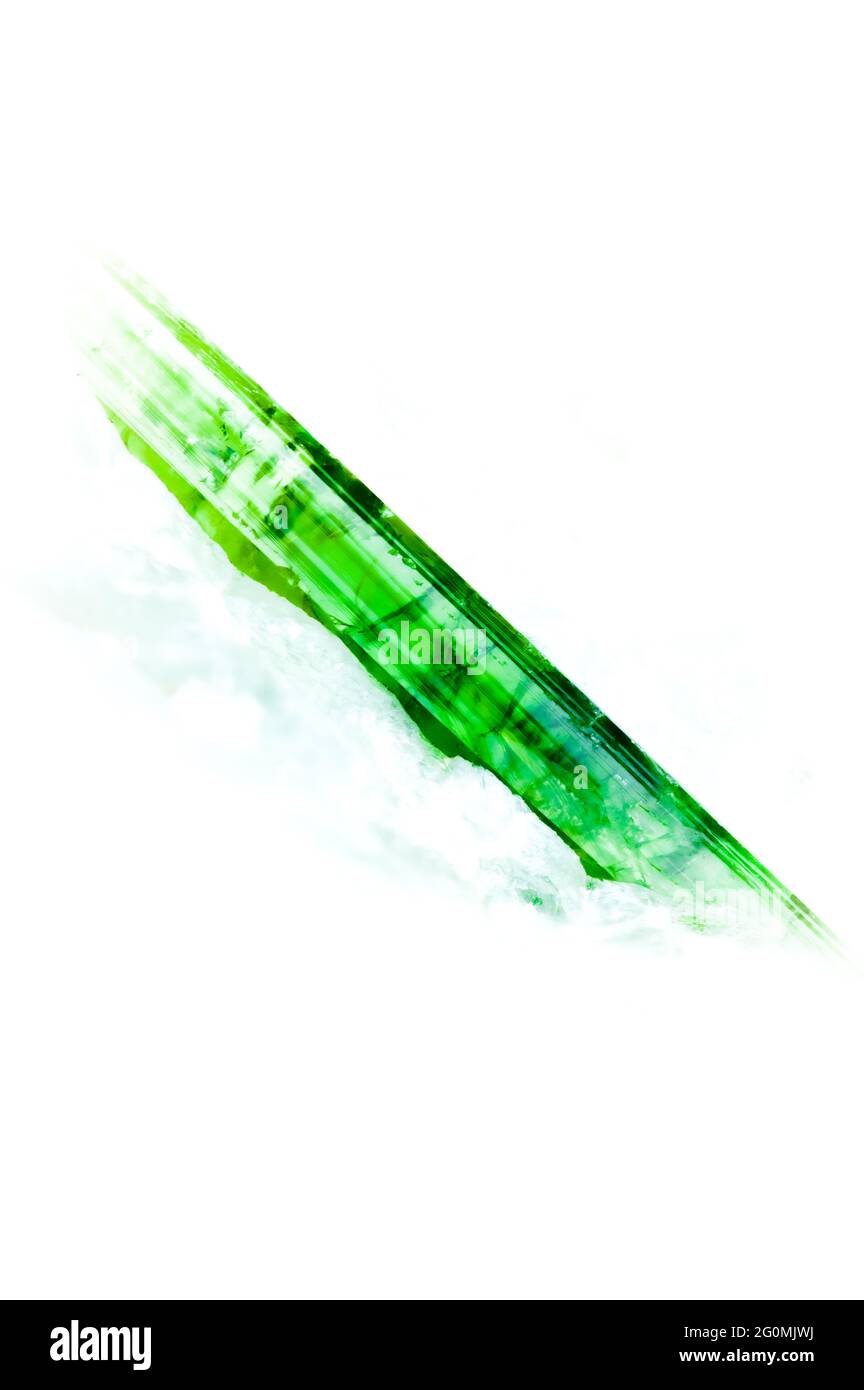 Grüner Turmalin Edelstein Detail. Isolierter weißer Hintergrund. Stockfoto