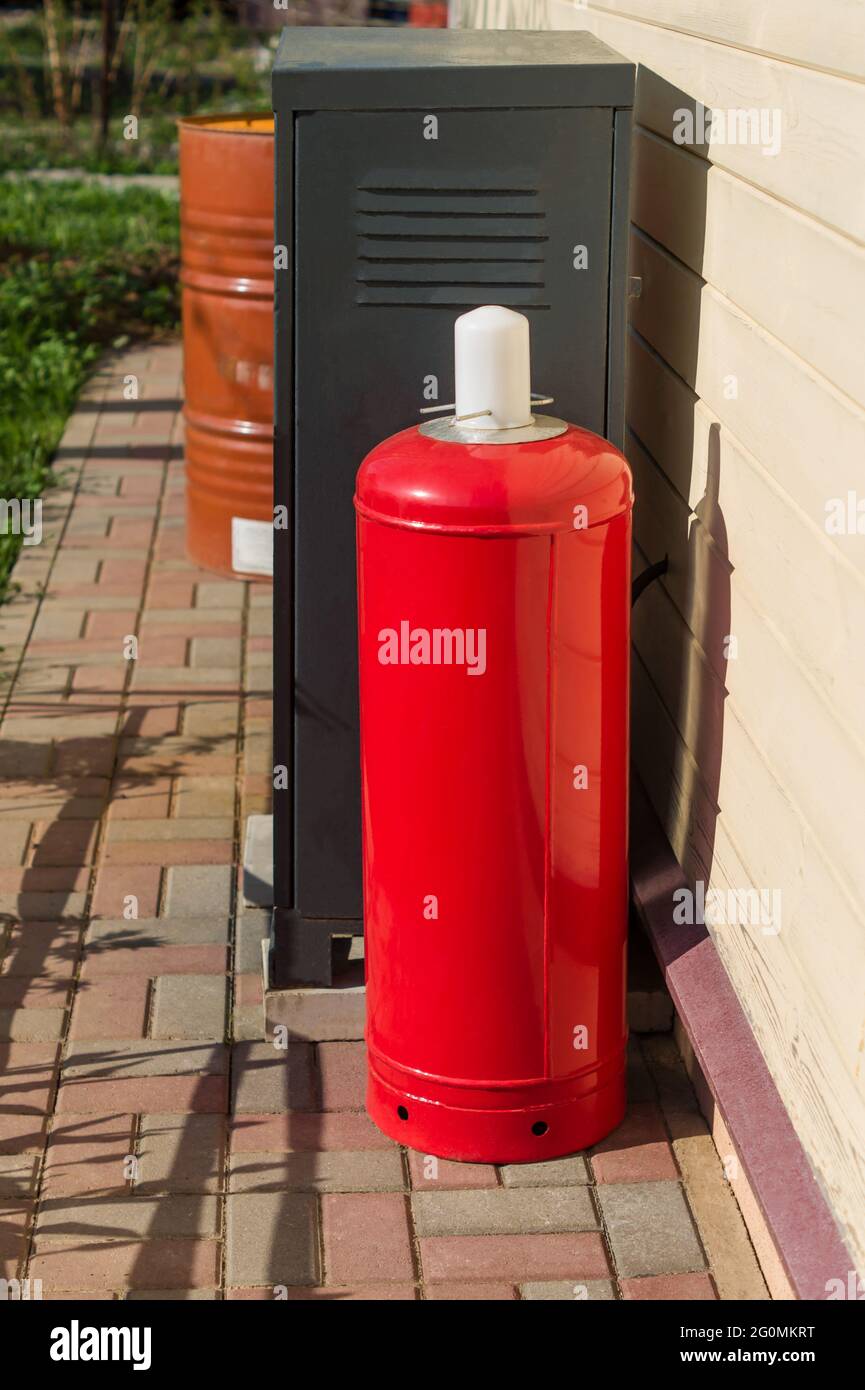 Komprimiertes Gas, Argon oder Kohlendioxid oder Sauerstoff, eine Stahlflasche im Freien Stockfoto