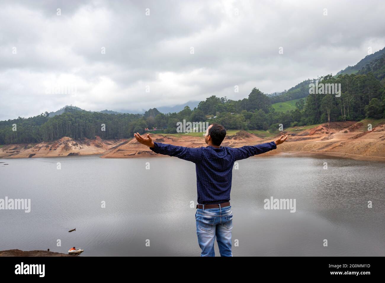 Der Mensch denkt und fühlt die wahre Natur am Seeufer Bild ist in munnar kerala indien aufgenommen. Stockfoto