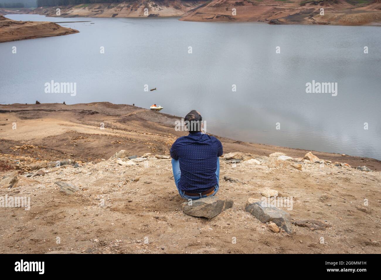 Der Mensch denkt und fühlt die wahre Natur am Seeufer Bild ist in munnar kerala indien aufgenommen. Stockfoto