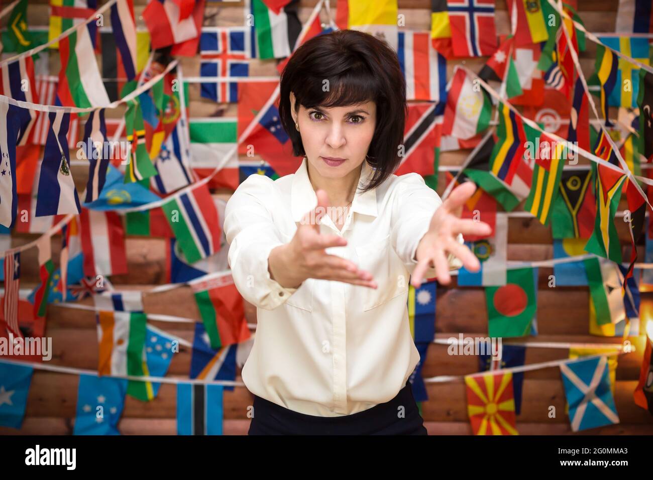 Wütender Buchhalter fordert Bericht von Untergebenen, hält seine Hände aus. Stockfoto