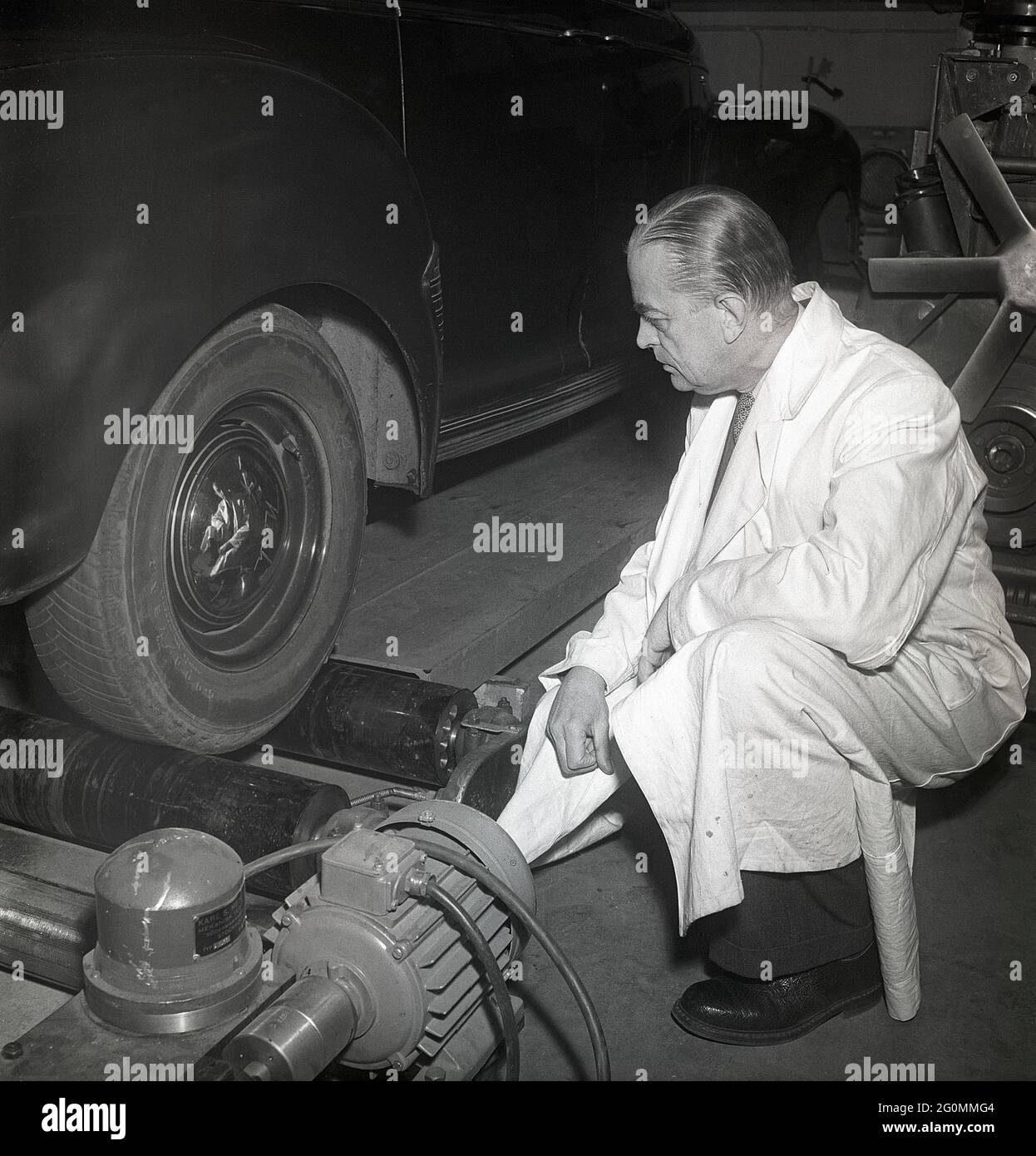 Autos in den 1950er Jahren. Zu diesem Zeitpunkt waren die jährlichen obligatorischen Kontrollen und Kontrollen der Fahrzeuge nicht betroffen. Das Foto wurde in der Garage des schwedischen Königlichen Automobilclubs aufgenommen, wo ein Auto kontrolliert wird, dass alles in Ordnung ist. Schweden 1951. ref BB51-8 Stockfoto