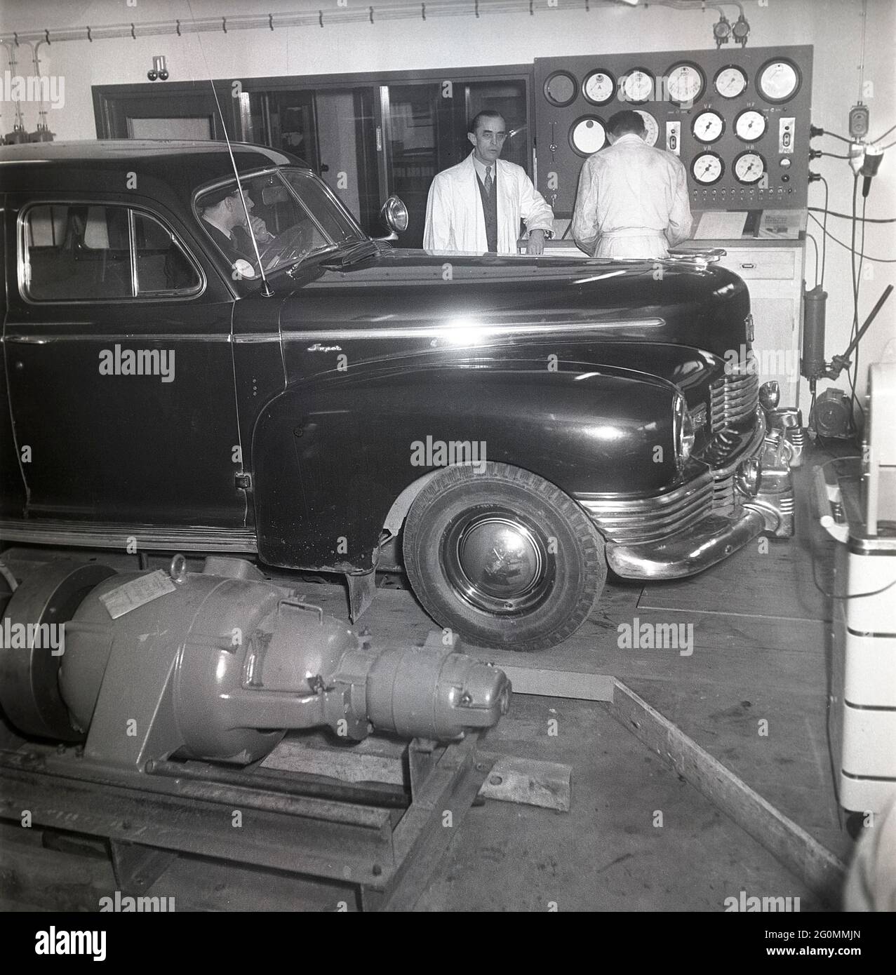 Autos in den 1950er Jahren. Zu diesem Zeitpunkt waren die jährlichen obligatorischen Kontrollen und Kontrollen der Fahrzeuge nicht betroffen. Das Foto wurde in der Garage des schwedischen Königlichen Automobilclubs aufgenommen, wo ein Auto kontrolliert wird, dass alles in Ordnung ist. Schweden 1951. ref BB69-11 Stockfoto