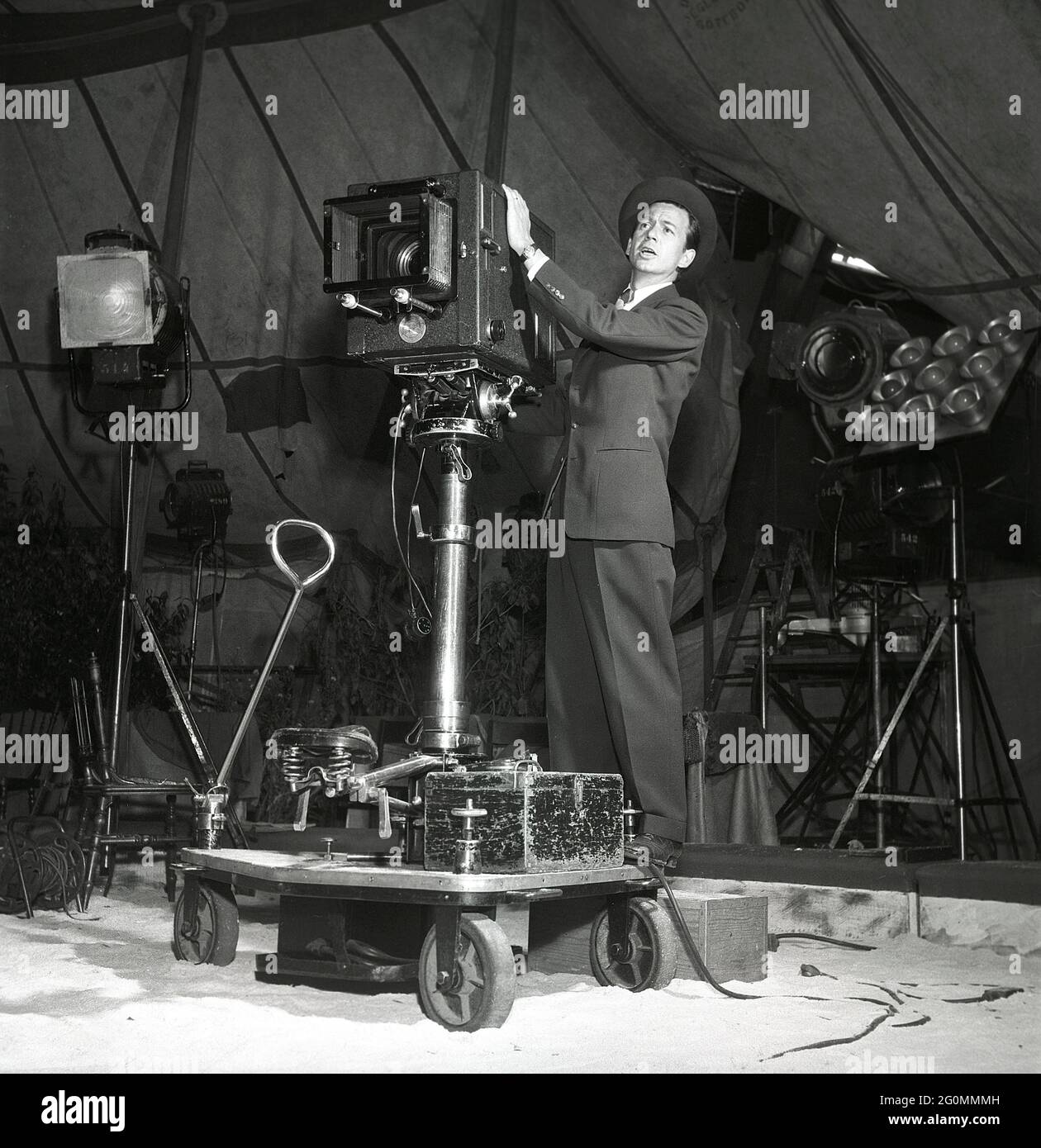 Dreharbeiten in den 1950er Jahren. Filmregisseur und Schauspieler Stig Olin, 1920-2008, im Studio mit einer Filmkamera fotografiert. Schweden 1953 Ref. BM53-4 Stockfoto