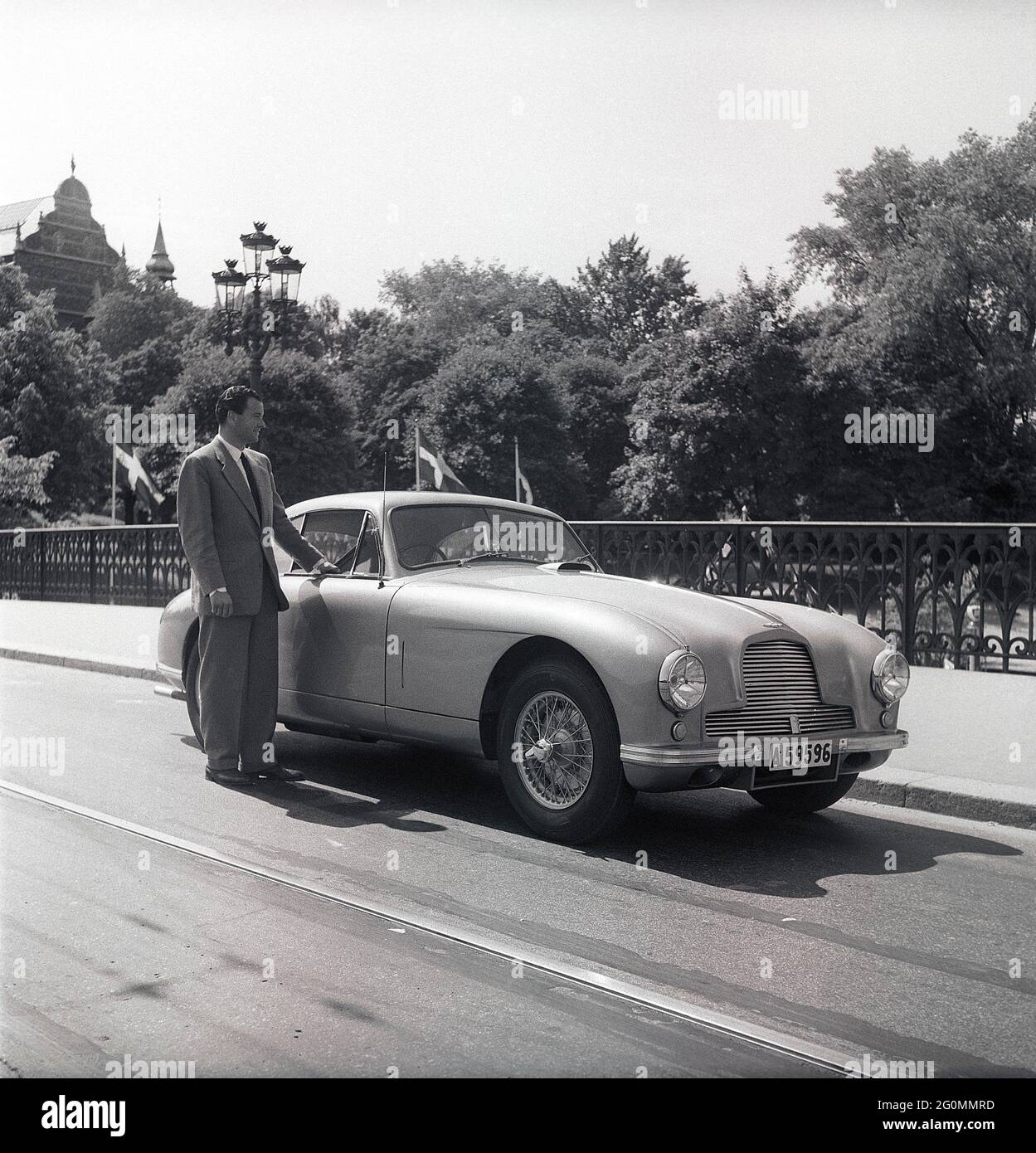 Fahren in den 1950er Jahren. Ein Mann neben seinem Auto, ein Aston Martin DB2. Dieses Modell wurde 1950 vorgestellt und in 411 Fahrzeugen produziert. Er hatte einen Sechszylindermotor, vier Gänge und einen von Frank Feeley entworfenen Chassi. Schweden 1953. ref. BL108-9 Stockfoto