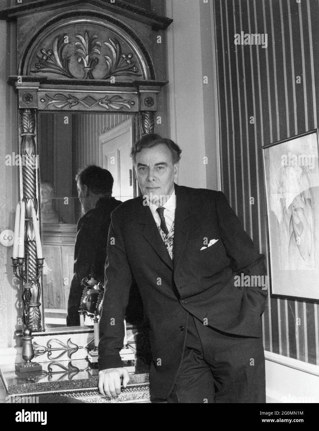 Nils Asther. 1897-1981. Der schwedische Schauspieler, der in Hollywood erfolgreich war und in Filmen gegen Greta Garbo spielte. Hier in seinem Haus 1959 abgebildet. Stockfoto