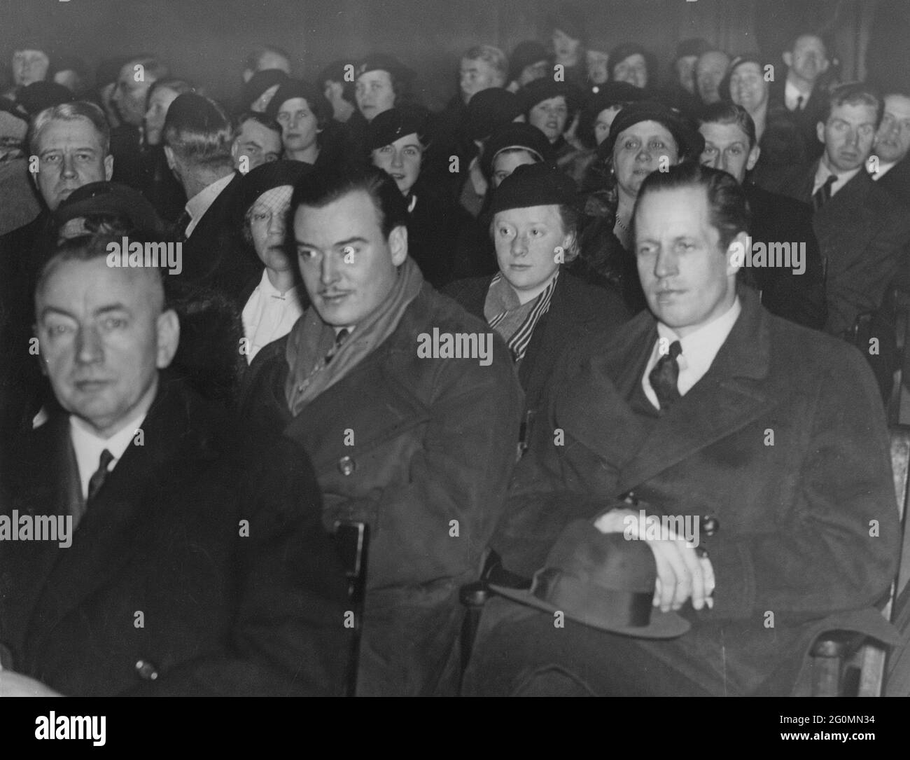 Nils Asther. 1897-1981. Der schwedische Schauspieler, der in Hollywood erfolgreich war und in Filmen gegen Greta Garbo spielte. Hier in einem Kinopublikum in den 1930er Jahren. Stockfoto