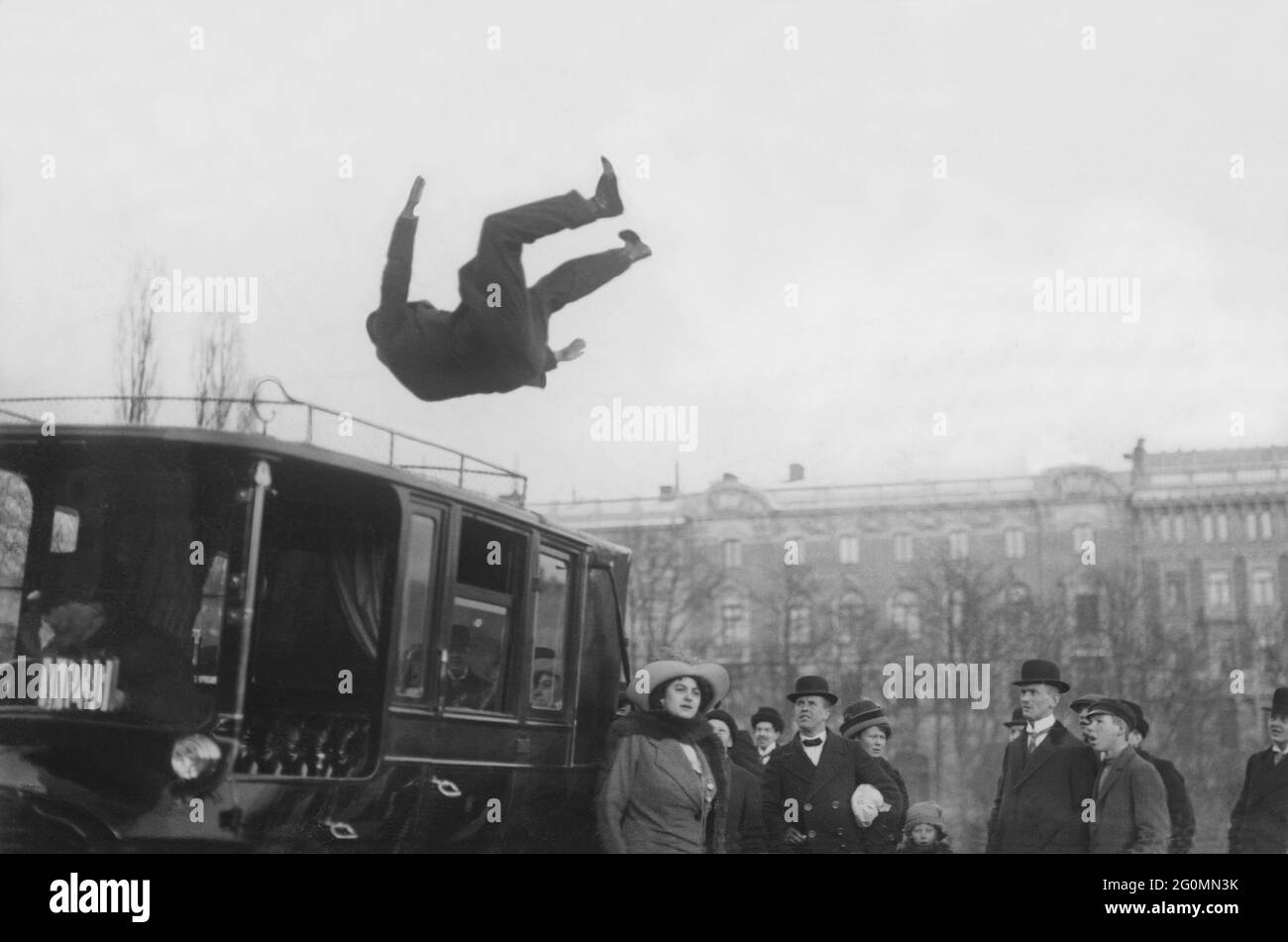 Das seltsame Ereignis von 1913. Der dänische akrobatin Qerhardi Mohr macht im februar 1913 einen Sprung über ein Taxi in einer Straße in stockholm. Abgebildet, wenn man über dem Auto in der Luft ist und die Menschen erstaunt auf sie schauen. Stockfoto