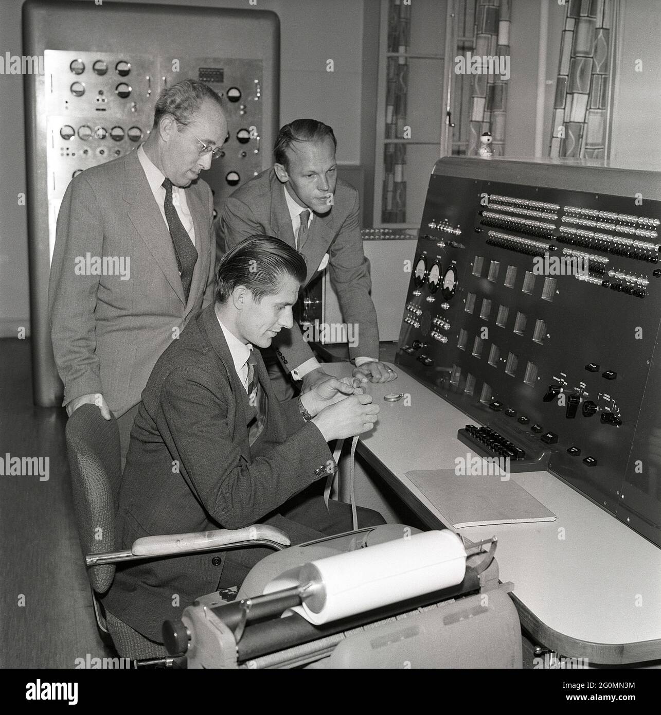 BESK. Binärer Elektronischer Sequenzrechner. Schwedens erster elektronischer Computer. Es wurde von der schwedischen Platine für Computer-Maschinen entwickelt und für kurze Zeit ti war der schnellste Computer der Welt. BESK wurde 1953 fertiggestellt und bis 1966 in Betrieb. Es wurde vom swedsih meteorologischen Institut und Militärflugzeughersteller SAAB für geheime Berechnungen verwendet. Im Jahr 1960 wurde BESK verwendet, um eine Animation eines Autos zu erstellen, das aus der Perspektive des Fahrers auf einer geplanten Autobahn fährt. Dies war eine der frühesten Computeranimationen, die jemals gemacht wurden. Schweden 1953 Ref. CV67-5 Stockfoto