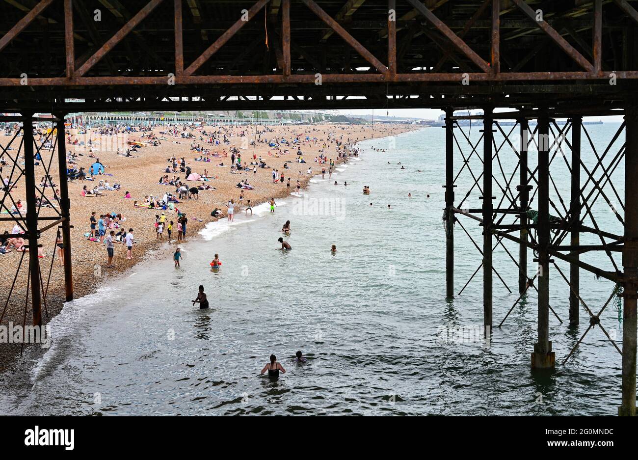 Brighton UK 2. Juni 2021 - die Massen genießen einen weiteren heißen Tag am Strand und am Meer von Brighton, während das warme Wetter in Teilen Großbritanniens anhält : Credit Simon Dack / Alamy Live News Stockfoto