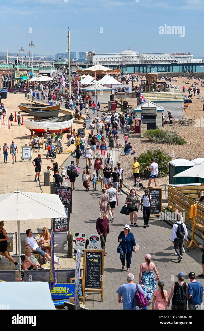 Brighton UK 2. Juni 2021 - die Massen genießen einen weiteren heißen Tag am Strand und am Meer von Brighton, während das warme Wetter in Teilen Großbritanniens anhält : Credit Simon Dack / Alamy Live News Stockfoto