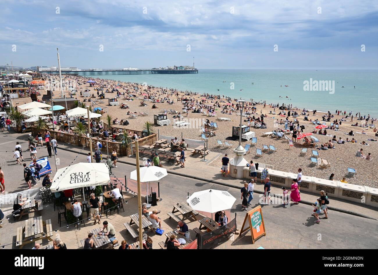 Brighton UK 2. Juni 2021 - die Massen genießen einen weiteren heißen Tag am Strand und am Meer von Brighton, während das warme Wetter in Teilen Großbritanniens anhält : Credit Simon Dack / Alamy Live News Stockfoto