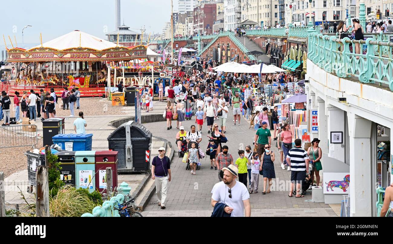 Brighton UK 2. Juni 2021 - die Massen genießen einen weiteren heißen Tag am Strand und am Meer von Brighton, während das warme Wetter in Teilen Großbritanniens anhält : Credit Simon Dack / Alamy Live News Stockfoto