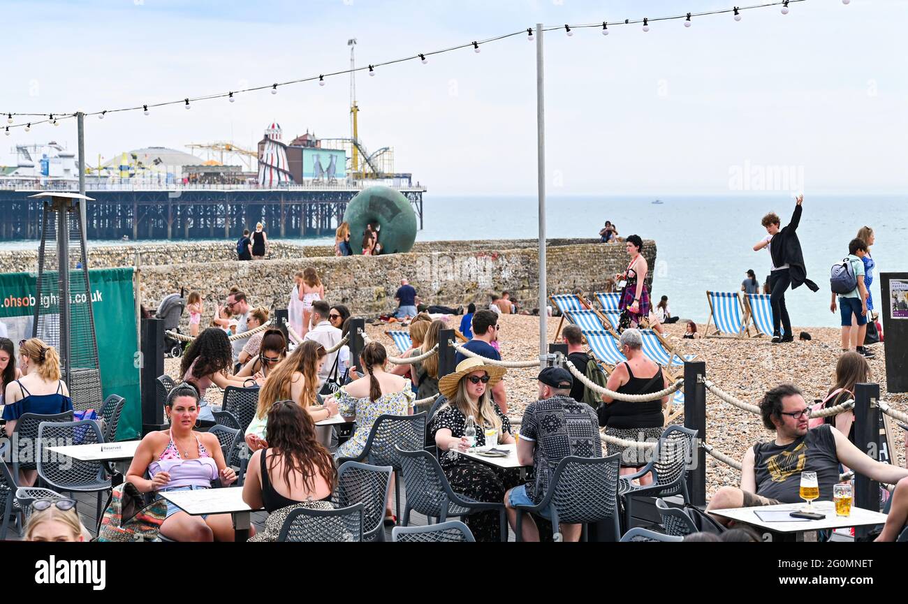 Brighton UK 2. Juni 2021 - die Massen genießen einen weiteren heißen Tag am Strand und am Meer von Brighton, während das warme Wetter in Teilen Großbritanniens anhält : Credit Simon Dack / Alamy Live News Stockfoto
