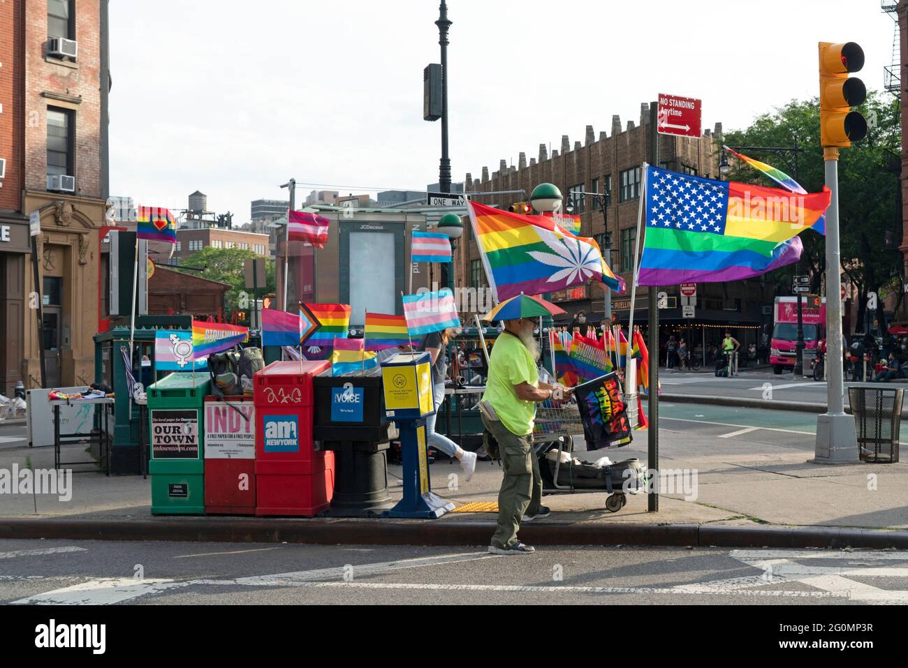 Ein Händler, der seine Gay Pride-Waren an der Ecke von Seventh Ave. Und Grove St., gegenüber dem Stonewall National Monument in Greenwich Village, verkauft. Stockfoto
