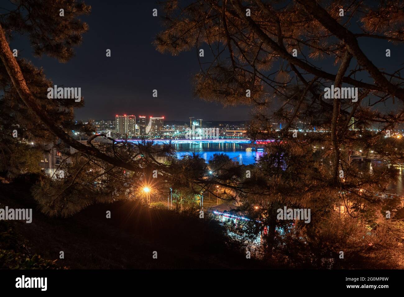 Nachtpanorama der Belgrader Uferpromenade von der Festung Kalemegdan Stockfoto