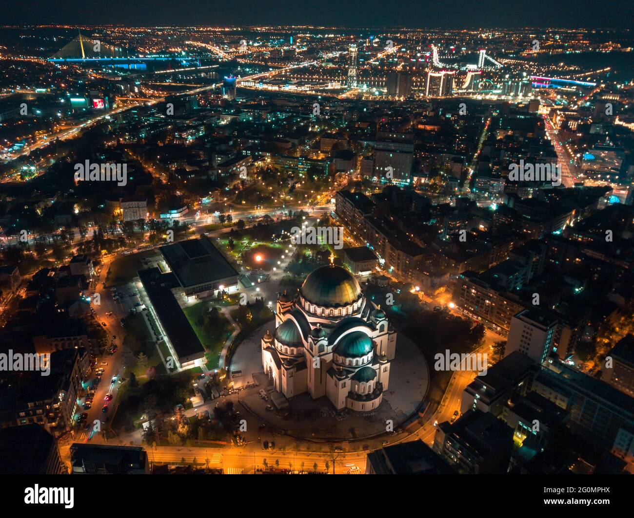 Drohnennacht lange Exposition des St. Sava Tempels und Rest von Belgrad Stockfoto