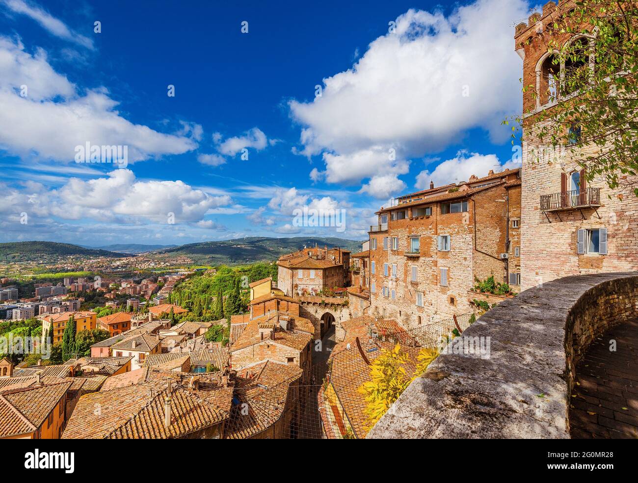 Blick auf das mittelalterliche Zentrum von Perugia mit dem antiken Eburnea-Tor Und Umbrien Landschaft von der Stadt Panorama-Terrasse Stockfoto