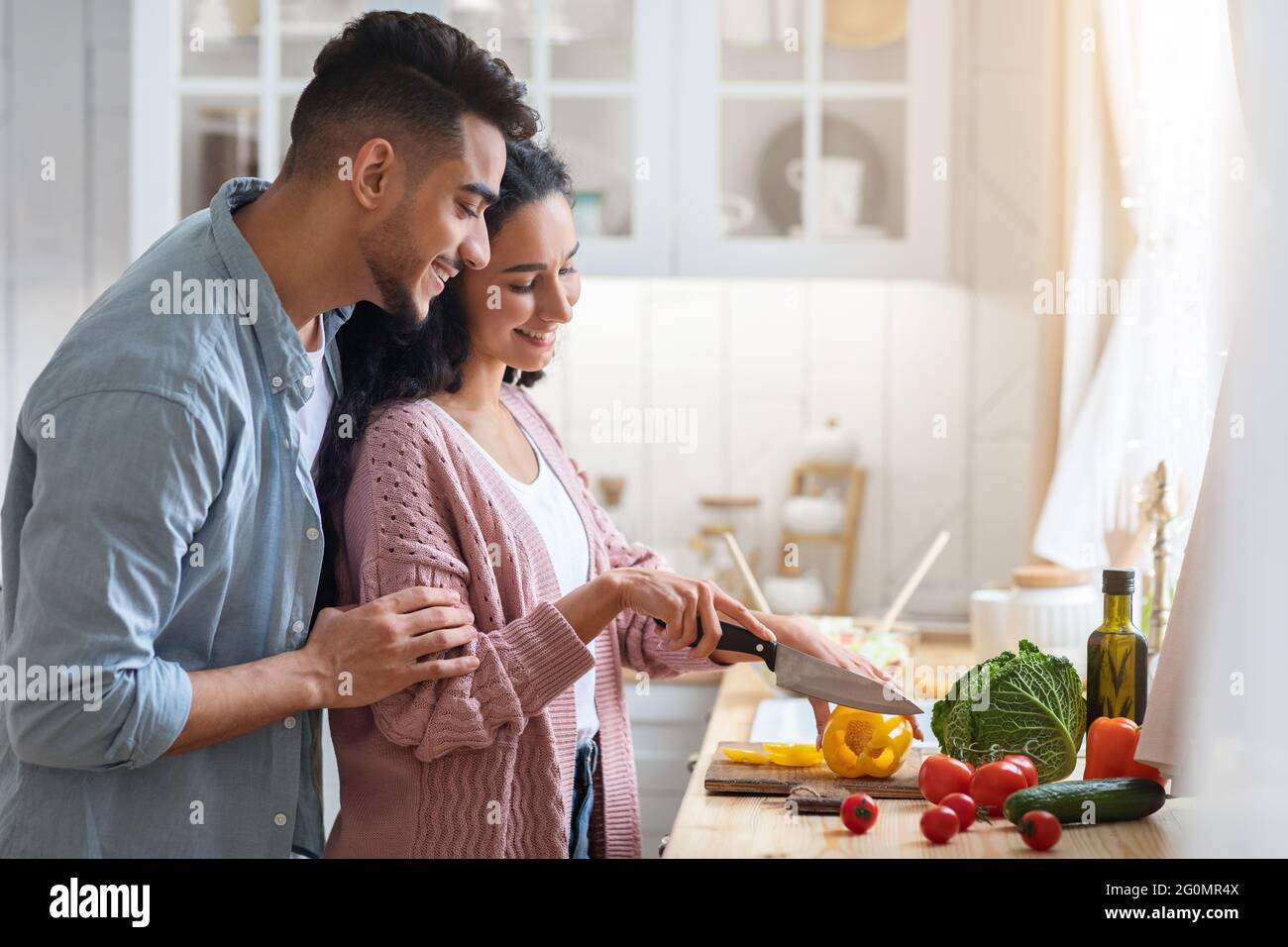 Gesunde Ernährung. Happy Young Arab Cooking Cooking Vegetable Meal At Home Stockfoto