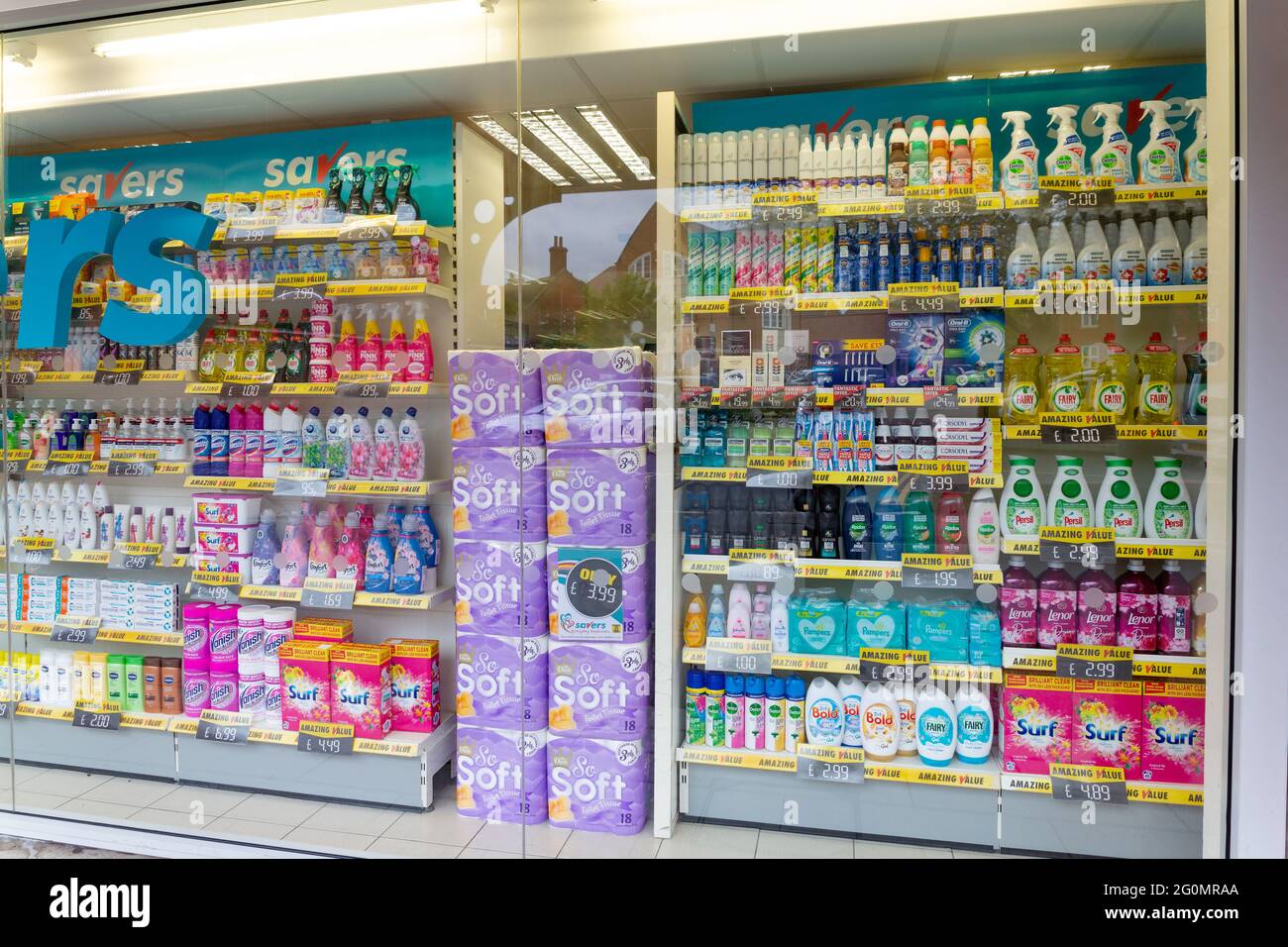 Woodbridge, Suffolk, Großbritannien Mai 14 2021: Ein Schaufenster des Einkaufshauses Savers, das eine Reihe von Kosmetikprodukten und Haushaltswaren zeigt Stockfoto