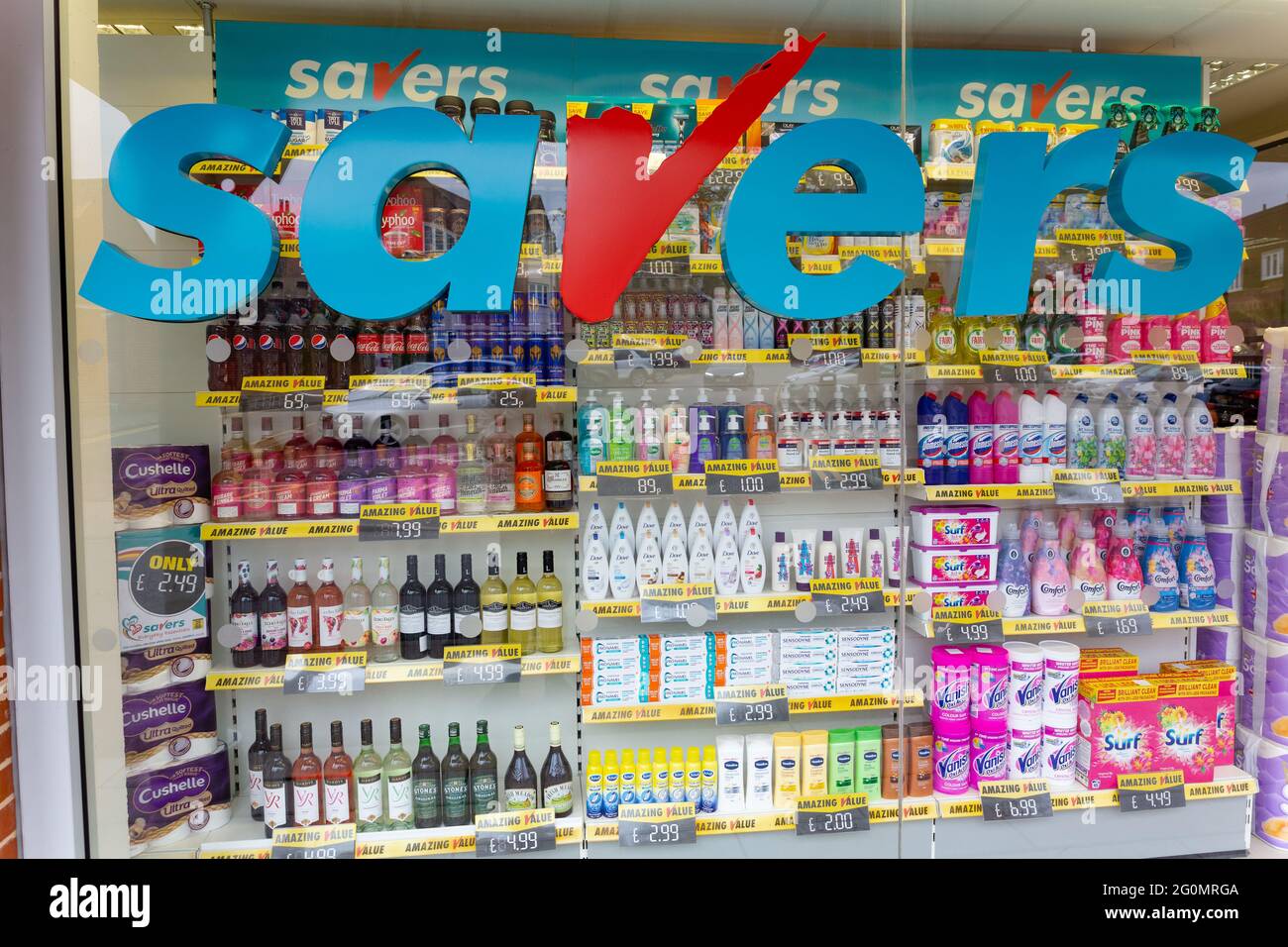Woodbridge, Suffolk, Großbritannien Mai 14 2021: Ein Schaufenster des Einkaufshauses Savers, das eine Reihe von Kosmetikprodukten und Haushaltswaren zeigt Stockfoto