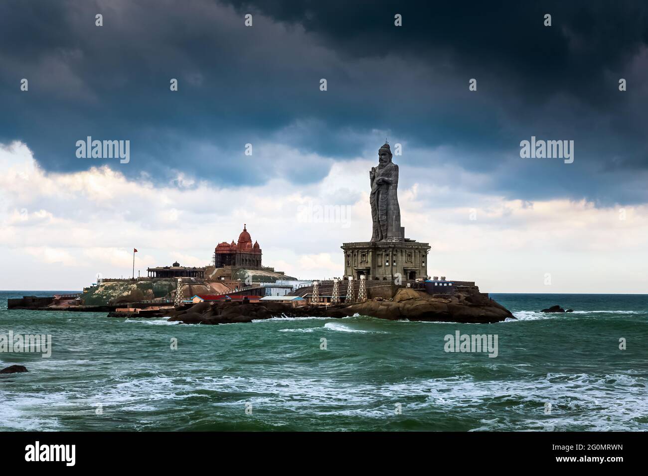 Schöner dramatischer Himmel Wolken Monsunklima am Kanyakumari Strand Tamilnadu, Südindien. Stockfoto