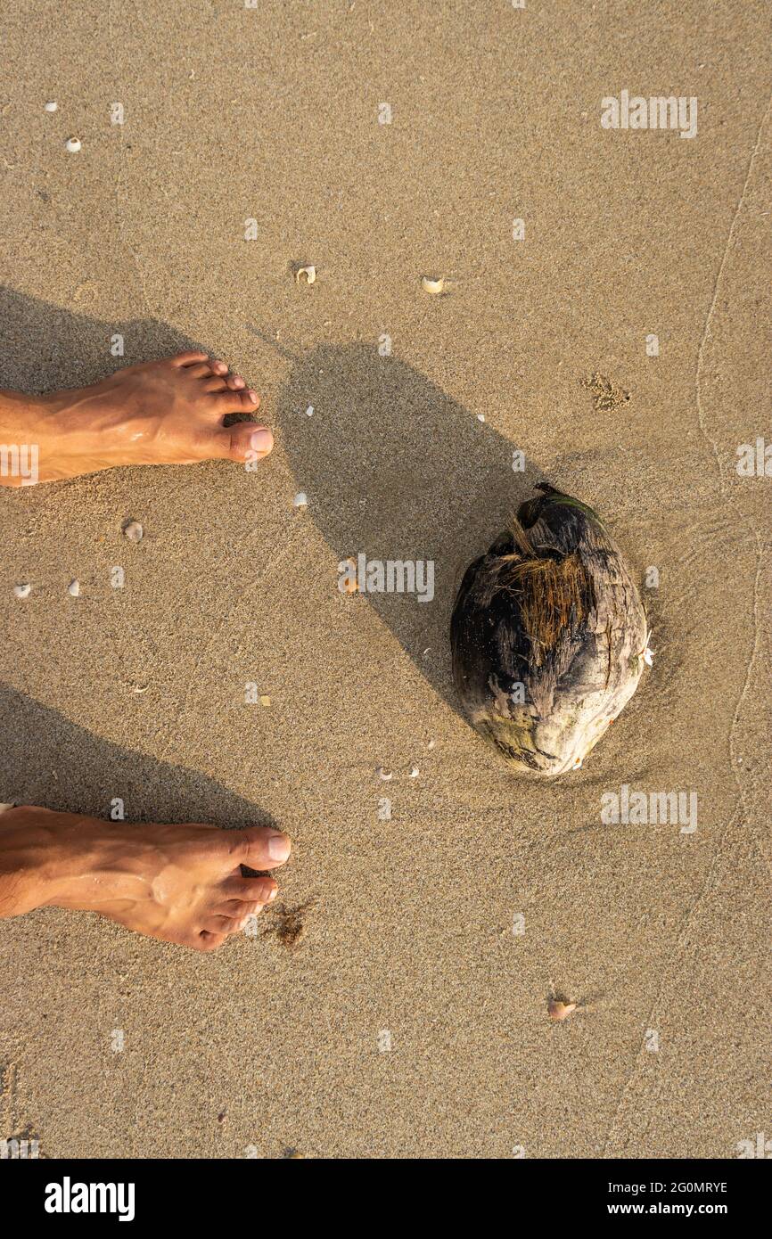 Menschliche Füße fühlen die Natur isoliert am Sandstrand und zeigen die menschliche Liebe zur Natur. Der wahre Ausdruck des menschlichen Lebens. Stockfoto Menschliche Füße fühlen die Natur isoliert am Sandstrand und zeigen die menschliche Liebe zur Natur. Der wahre Ausdruck des menschlichen Lebens. Stockfoto