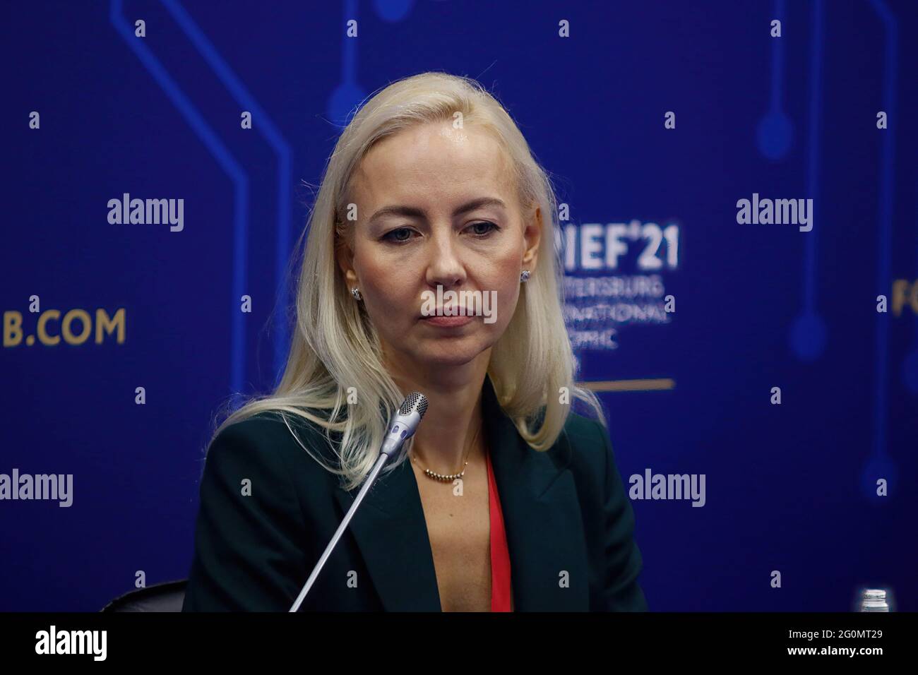 St. Petersburg, Russland. Juni 2021. Yanina Nowizkaya, Geschäftsführerin von Cartier Russland, der Ukraine und der GUS, spricht auf dem St. Petersburger Internationalen Wirtschaftsforum (SPIEF) zum Thema „Investitionen in HR: Partnerschaft zwischen Unternehmen und Bildung in der Kreativwirtschaft“ in St. Petersburg. (Foto von Maksim Konstantinov/SOPA Image/Sipa USA) Quelle: SIPA USA/Alamy Live News Stockfoto