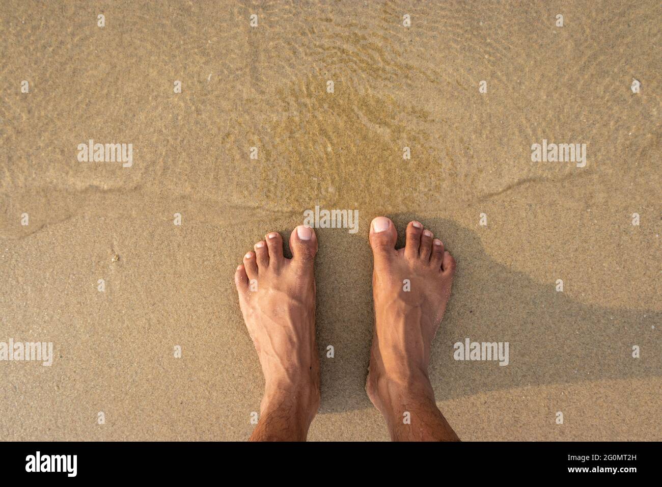 Menschliche Füße fühlen die Natur isoliert am Sandstrand und zeigen die menschliche Liebe zur Natur. Der wahre Ausdruck des menschlichen Lebens. Stockfoto Menschliche Füße fühlen die Natur isoliert am Sandstrand und zeigen die menschliche Liebe zur Natur. Der wahre Ausdruck des menschlichen Lebens. Stockfoto