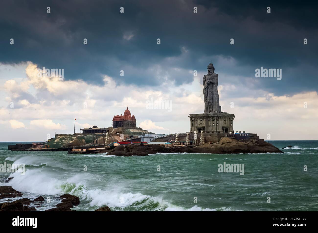 Schöner dramatischer Himmel Wolken Monsunklima am Kanyakumari Strand Tamilnadu, Südindien. Stockfoto