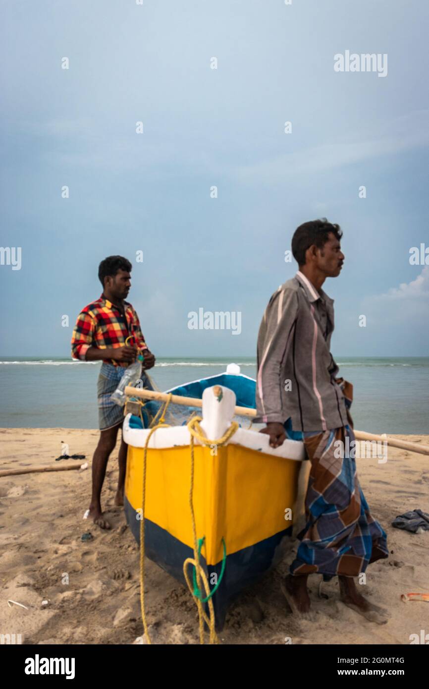 Fischer Ausdruck auf Kosten nach der Fischerei in der Tiefsee Bild wird am 17 2019. April in dhanushkodi rameswaram tamilnadu indien aufgenommen. In diesem Bild Stockfoto